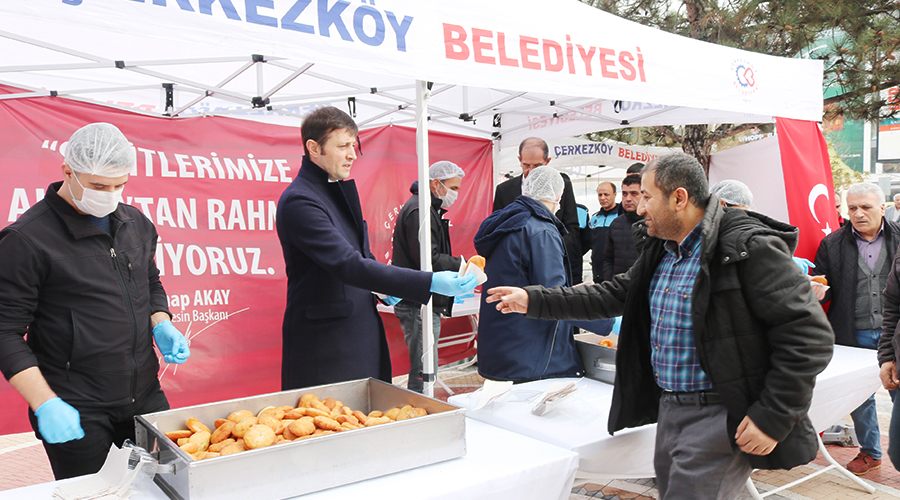 Başkan Akay, vatandaşlara pişi ikram etti 