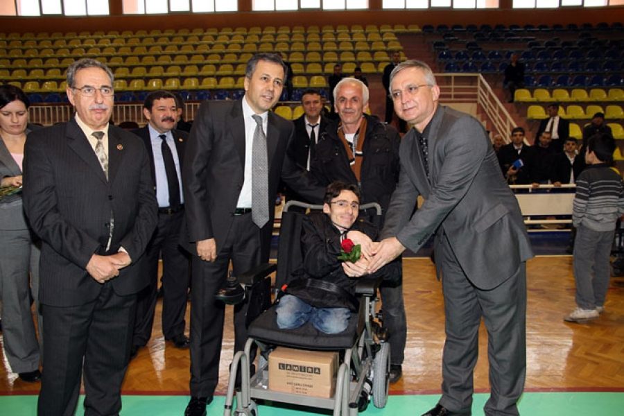 50 akülü engelli aracı törenle dağıtıldı 