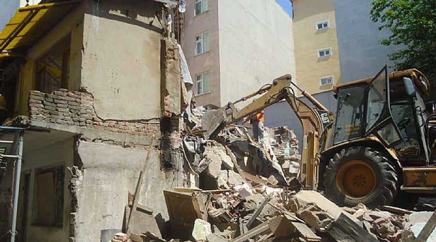 Tehlike saçan metruk binalar yıkılıyor