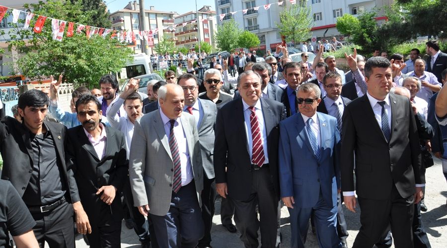 İlçe Teşkilatının yeni binasının açılışı için Çerkezköy’e gelen Türkeş, Başbakana yüklendi; “Senin ayaklarını kırarlar” 