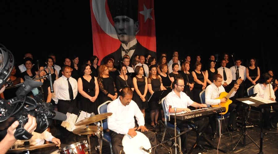 Türk Halk Müziği Korosu sahnede