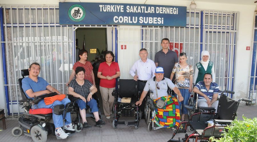  Engellilere akülü araç ve tekerlekli sandalye hibe edildi