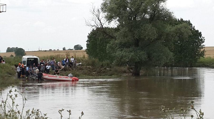 Nehre düşen üç çocuk kayboldu