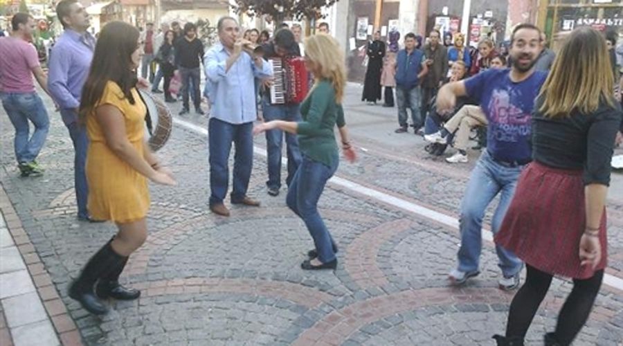  Turistler Edirne’de dans edip eğlendi