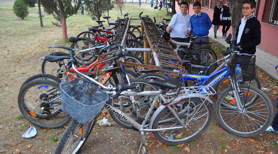  Öğrenciler okullarına bisikletle gidiyor