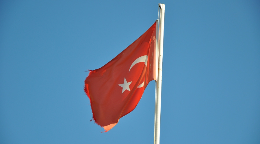  Türk Bayrağı’nın yırtık olmasına tepki gösterdiler