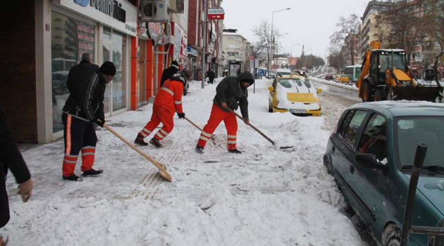 Edirne Belediyesi 280 işçi ile kar temizledi