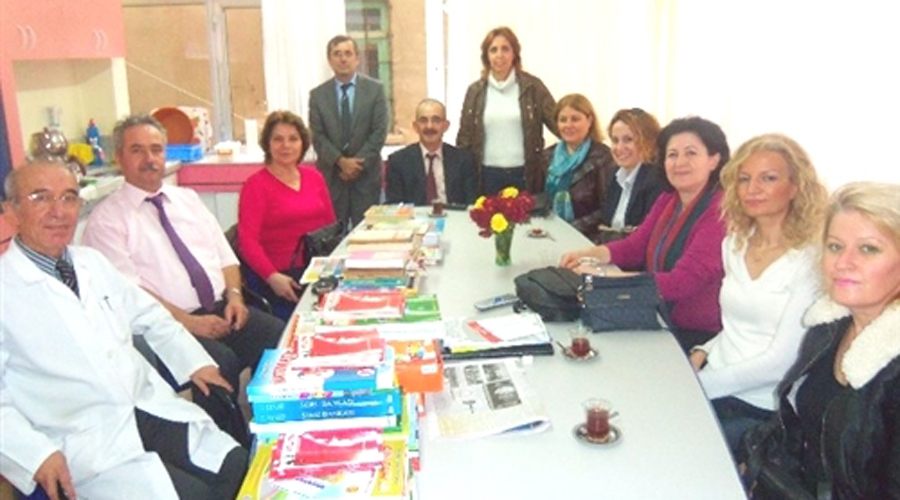  CHP’li kadınlar öğrencilere kitap hediye etti