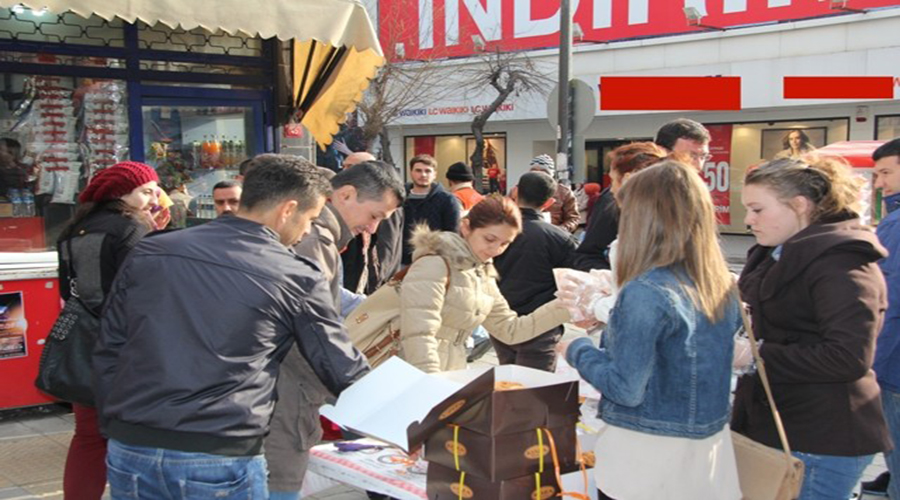 Kırklareli belediyesi 2 bin kandil simidi dağıttı