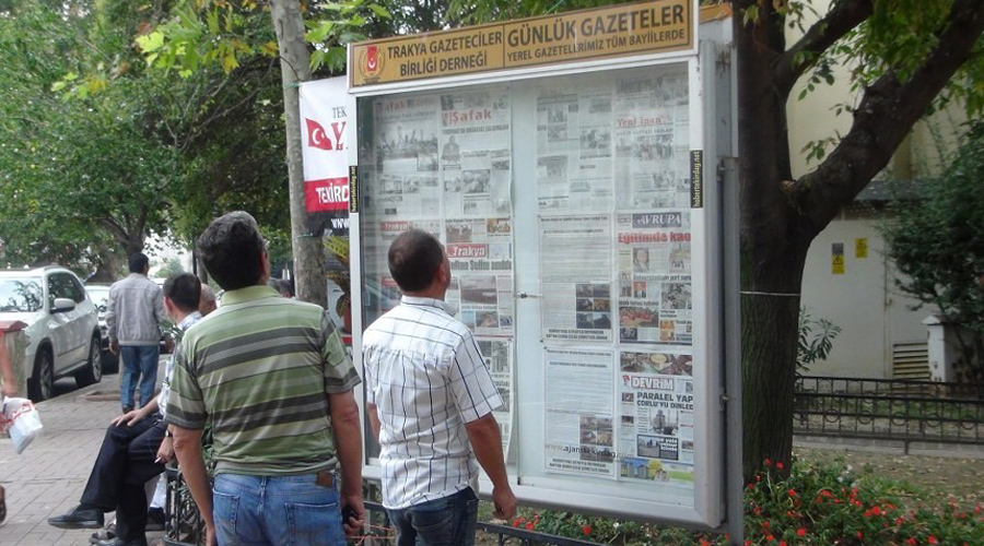 Basın panosu vatandaşlardan yoğun ilgi topluyor 