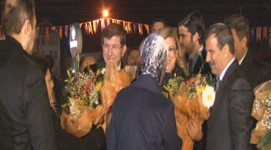 Başbakan Davutoğlu çiçeklerle karşılandı