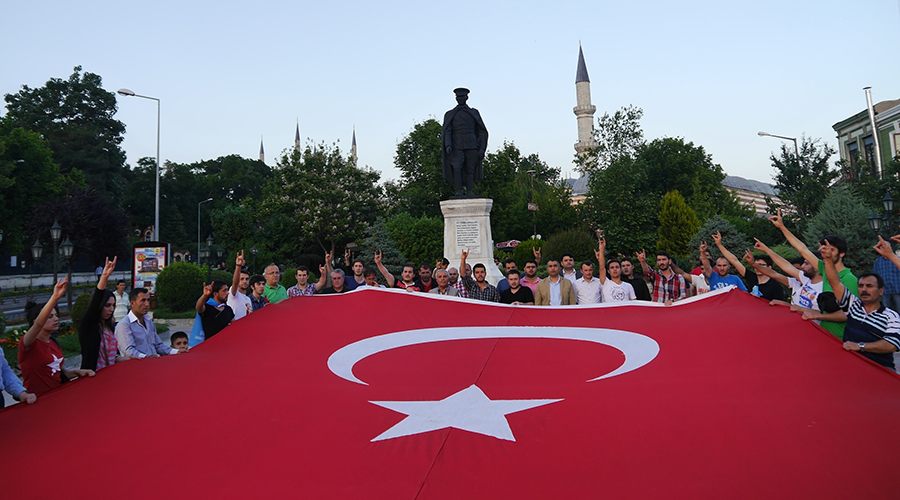 Türk bayrağının indirilmesine dev türk bayraklı tepki