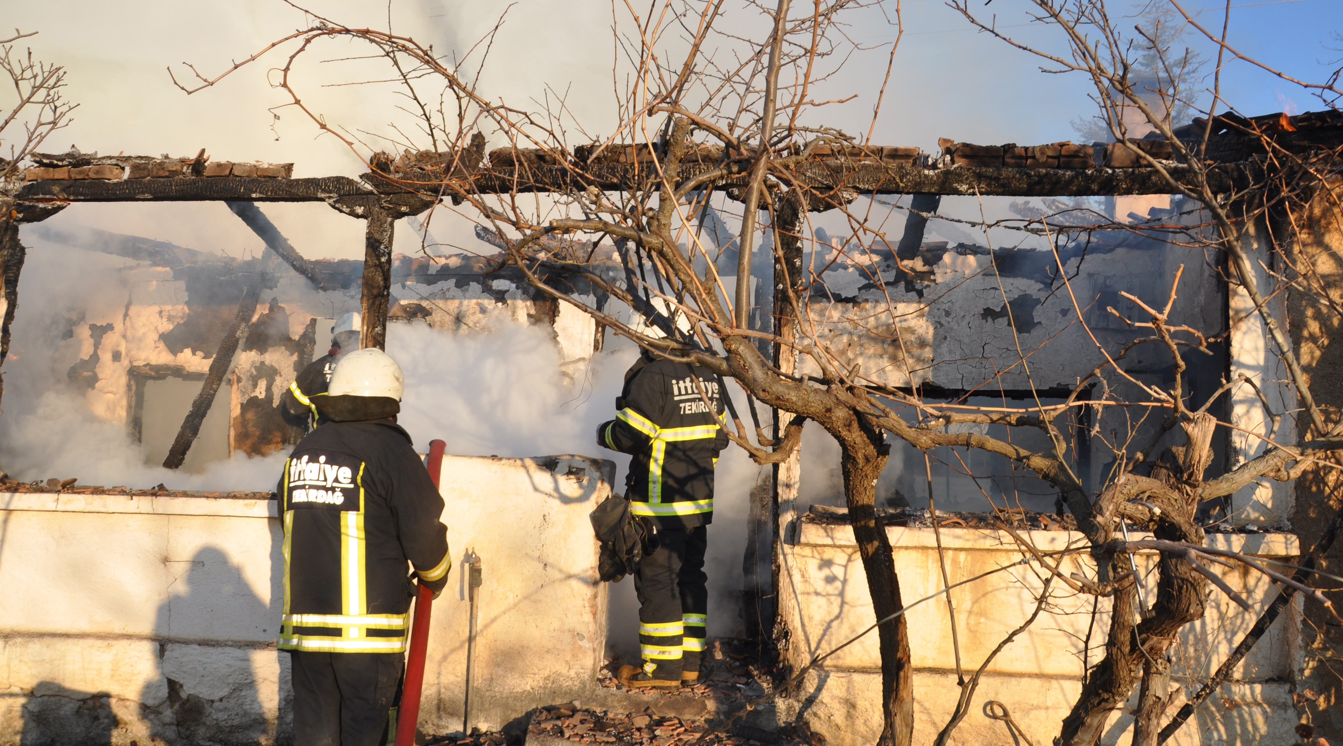 Ev alev alev yanarken, yangında itfaiye eri ile ev sahibi yaralandı  