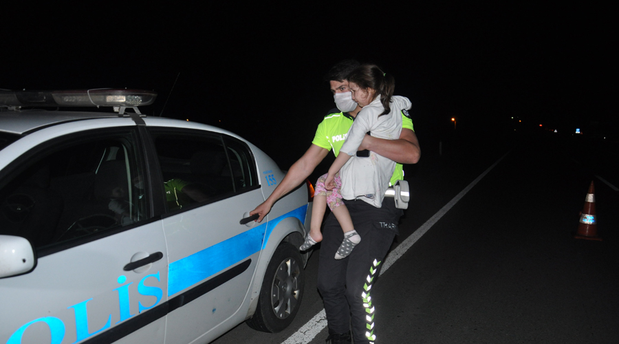 Minik kızı polis teselli etti