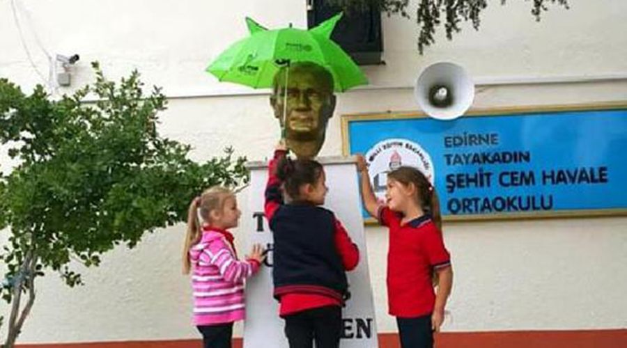 Atatürk ıslanmasın diye büstüne şemsiye tuttular