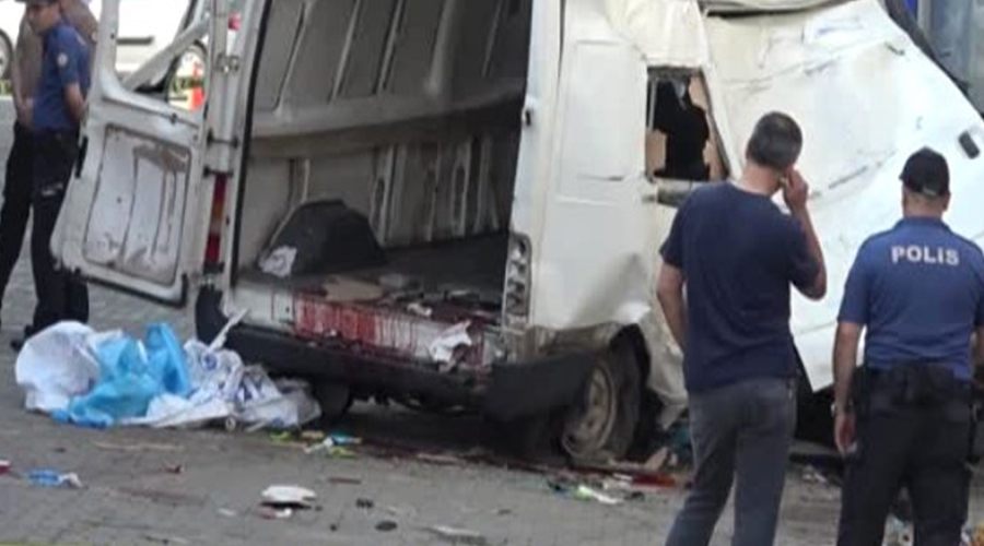 Göçmenleri taşıyan minibüs kontrolden çıktı; 10 ölü, 30 yaralı