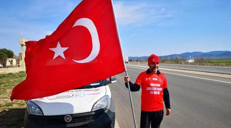 Türk Bayrağı armağan etti
