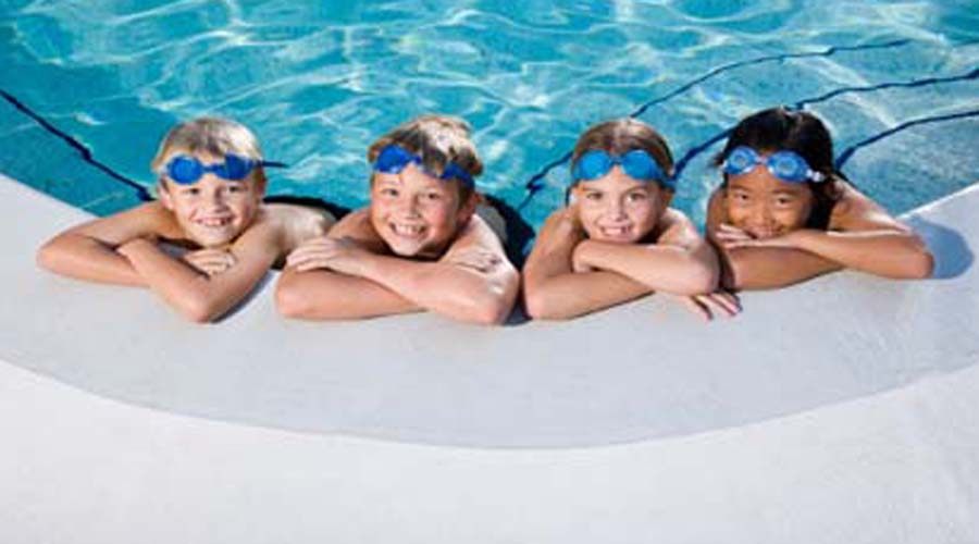 Çocuklar yüzme eğitiminin keyfini çıkarıyor 