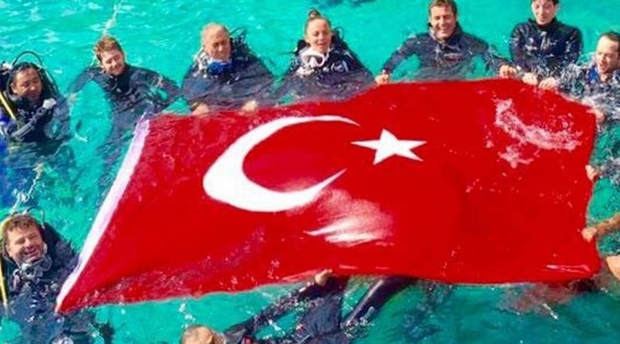 Türk Bayrağı Marmara denizinde dalgalandı