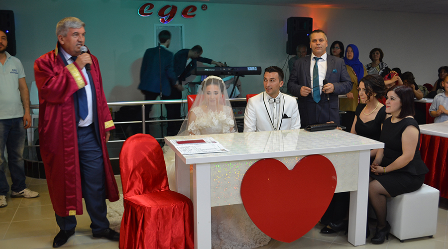 CHP Kadın Kolları Başkanı Uğurlu oğlunu evlendirdi 