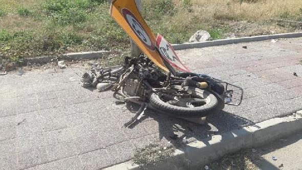 Otomobilin çarptığı motosiklet sürücüsü kurtarılamadı