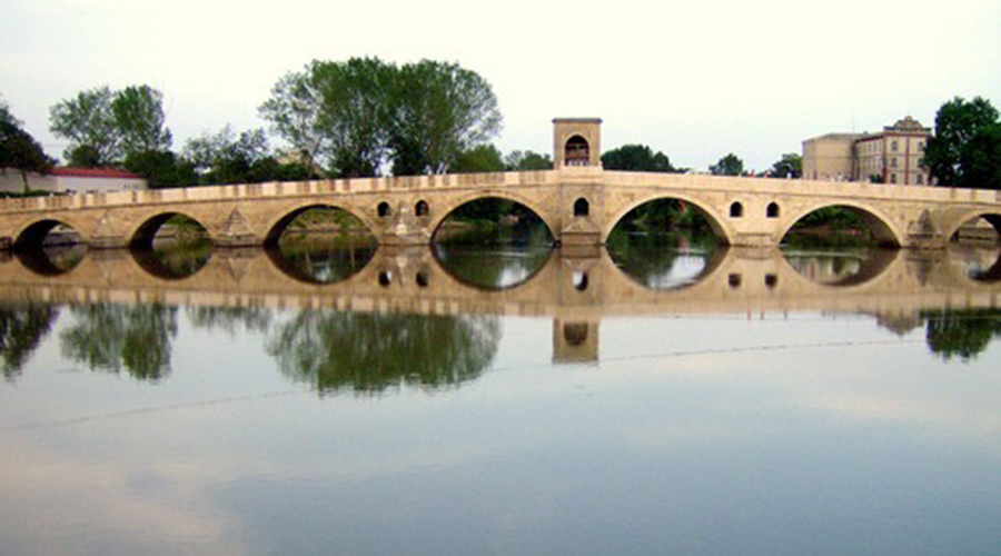 4 asırlık köprü modern yapılara meydan okuyor