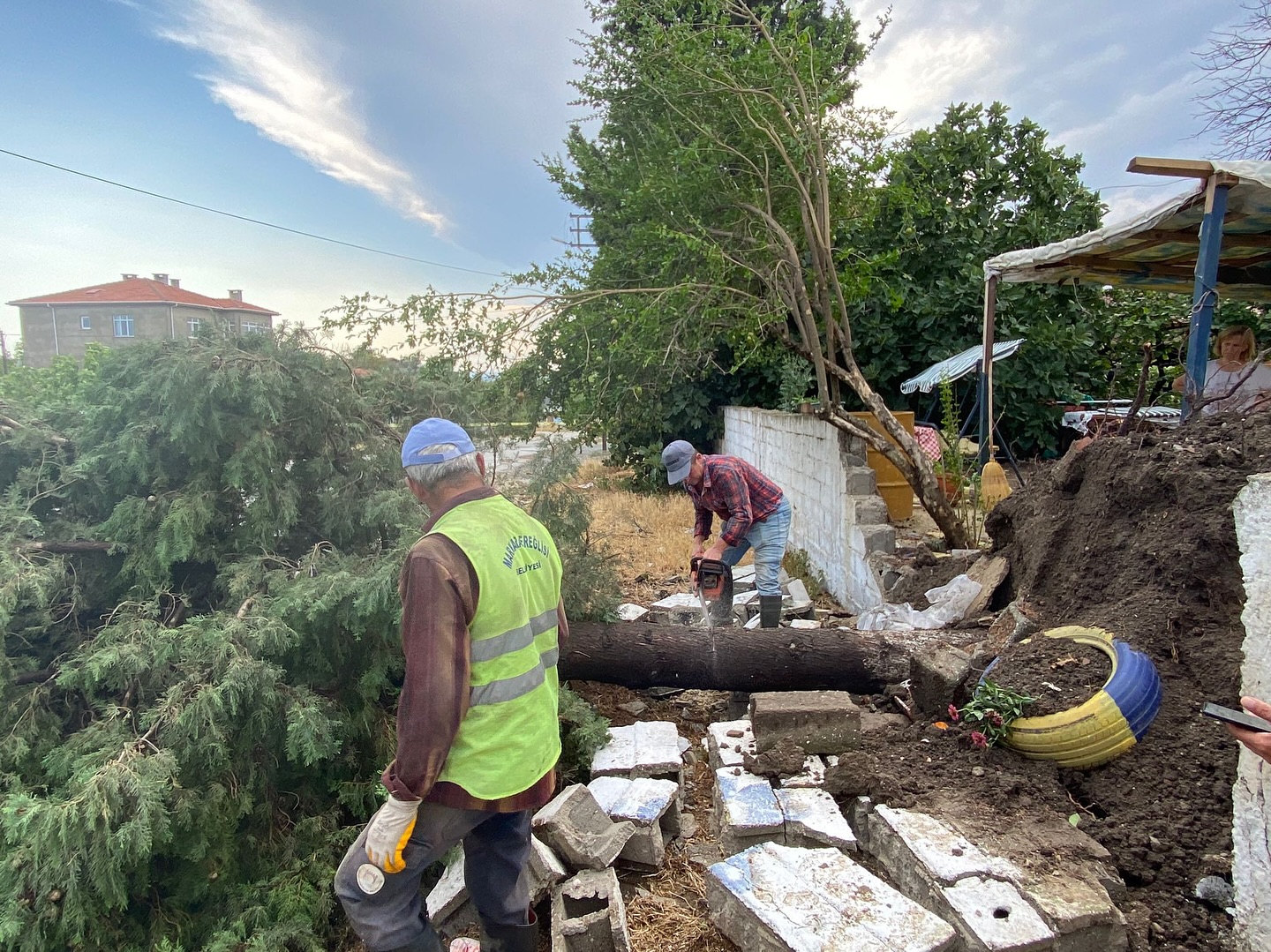 Ereğli’de şiddetli fırtına; 17 ev ve 1 fabrikanın çatısı uçtu