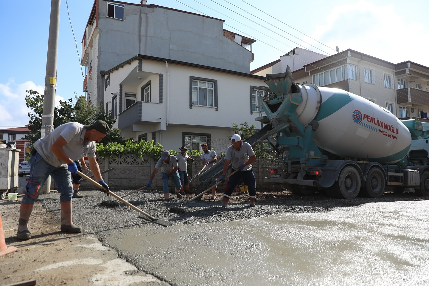 Bin 520 metrekare sıcak asfalt, 8 bin 845 metrekare beton yol yapıldı