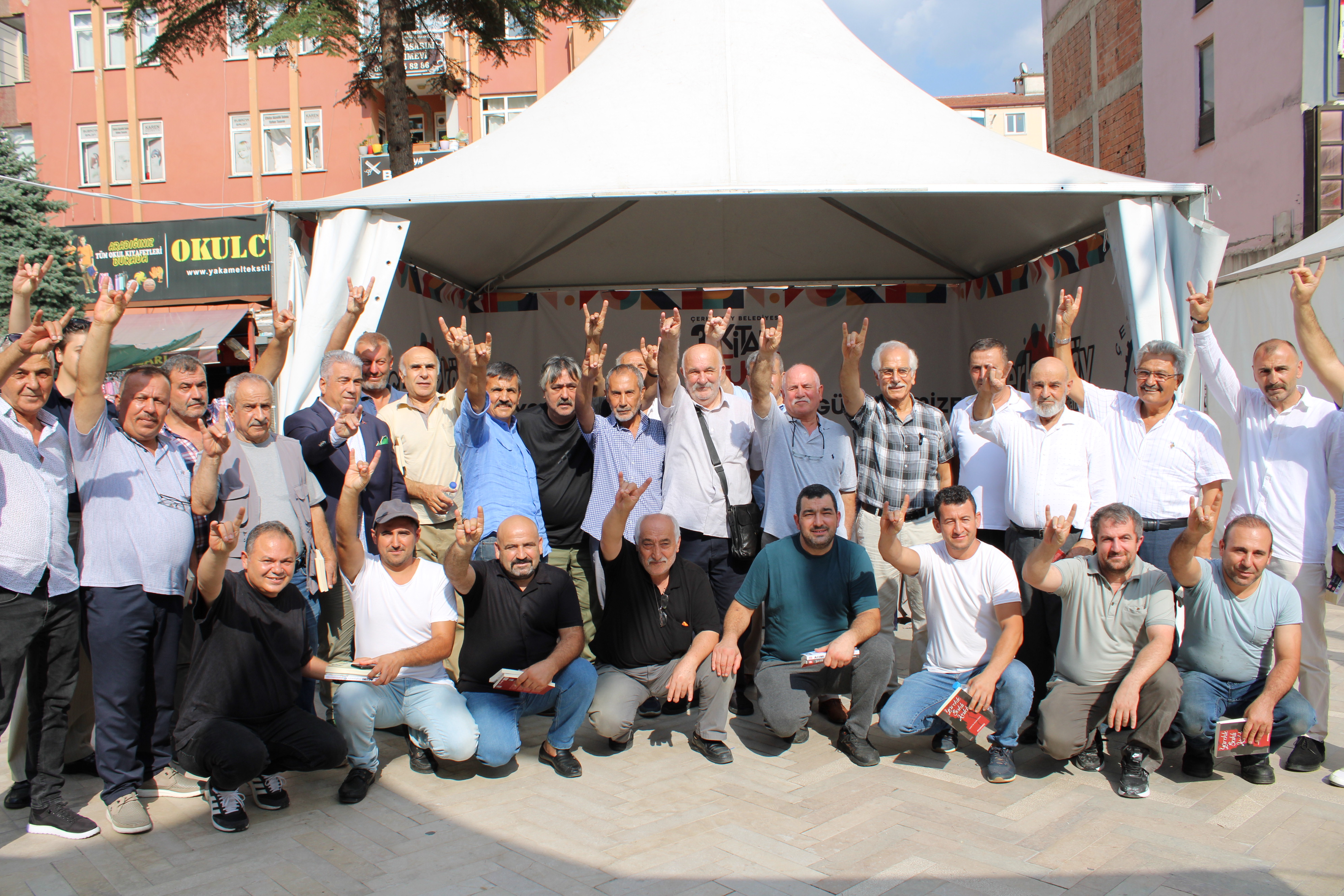 Taş Medreseli Ülkücüler, imza gününde Taş Medreseli yazarı yalnız bırakmadı