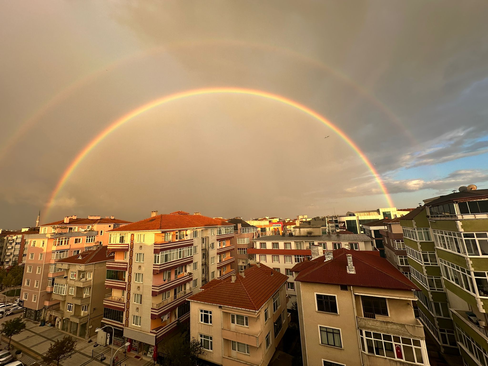 Çift gökkuşağı, kartpostallık görüntüler oluşturdu