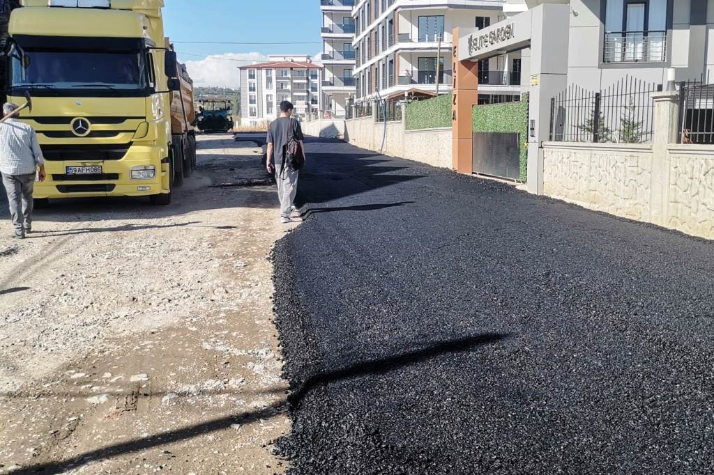 Bir haftada 17 bin metrekare asfalt yol yapıldı