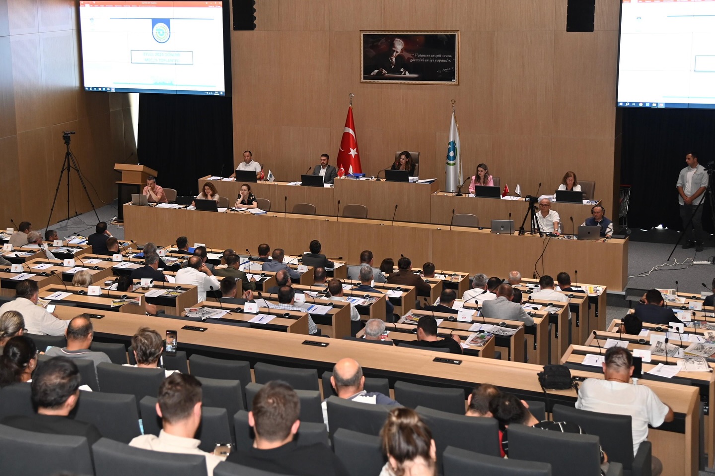 Büyükşehir Belediye Meclisi’nde ‘Turist Ömer’ ve ‘Müsamere Çocuğu’  tartışması