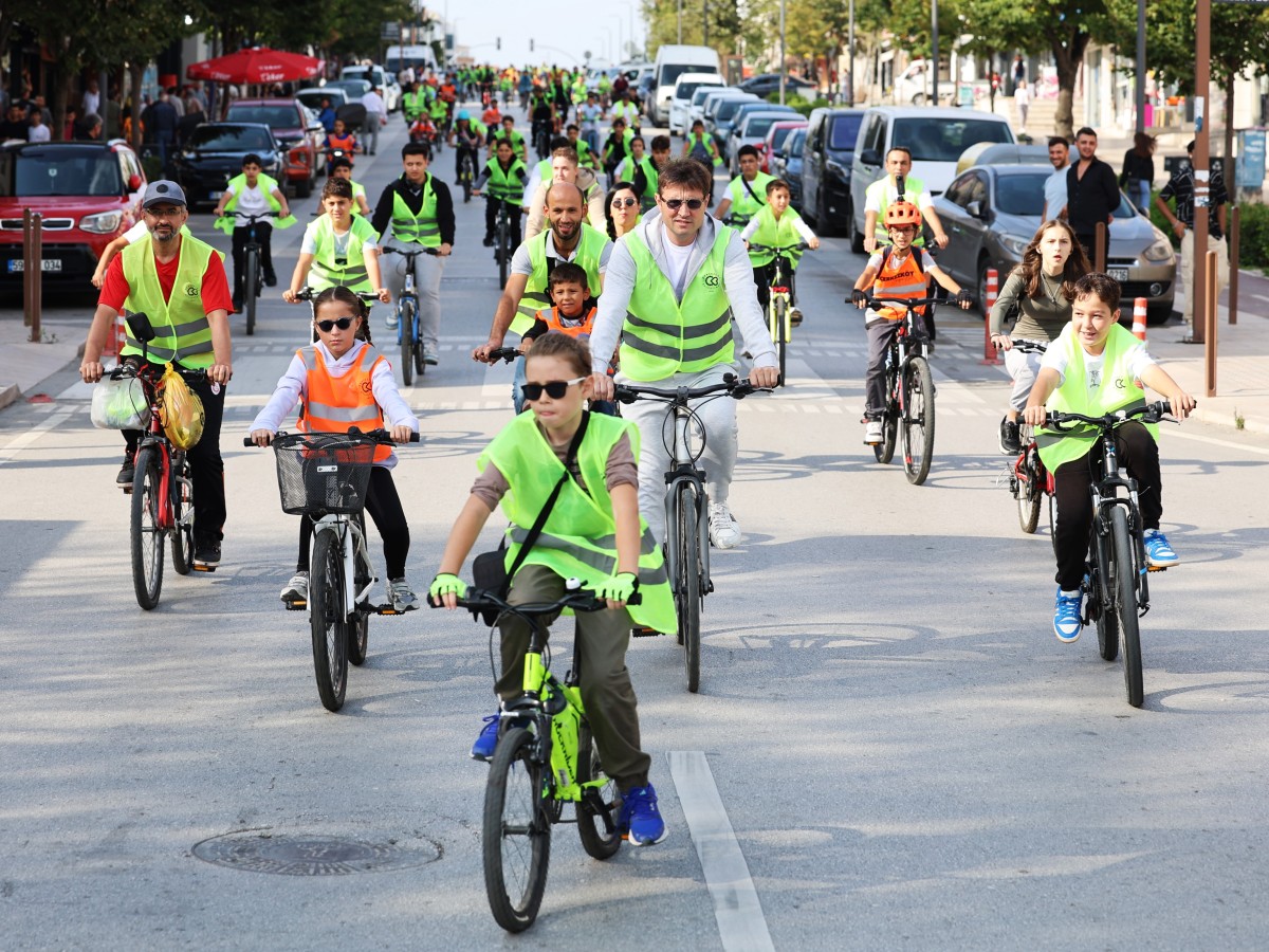 Avrupa Hareketlilik Haftası’nda pedallar çevrildi, uçurtmalar uçuruldu