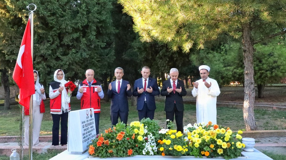 Vali Turan, ilk ziyaretini şehitliklere yaptı