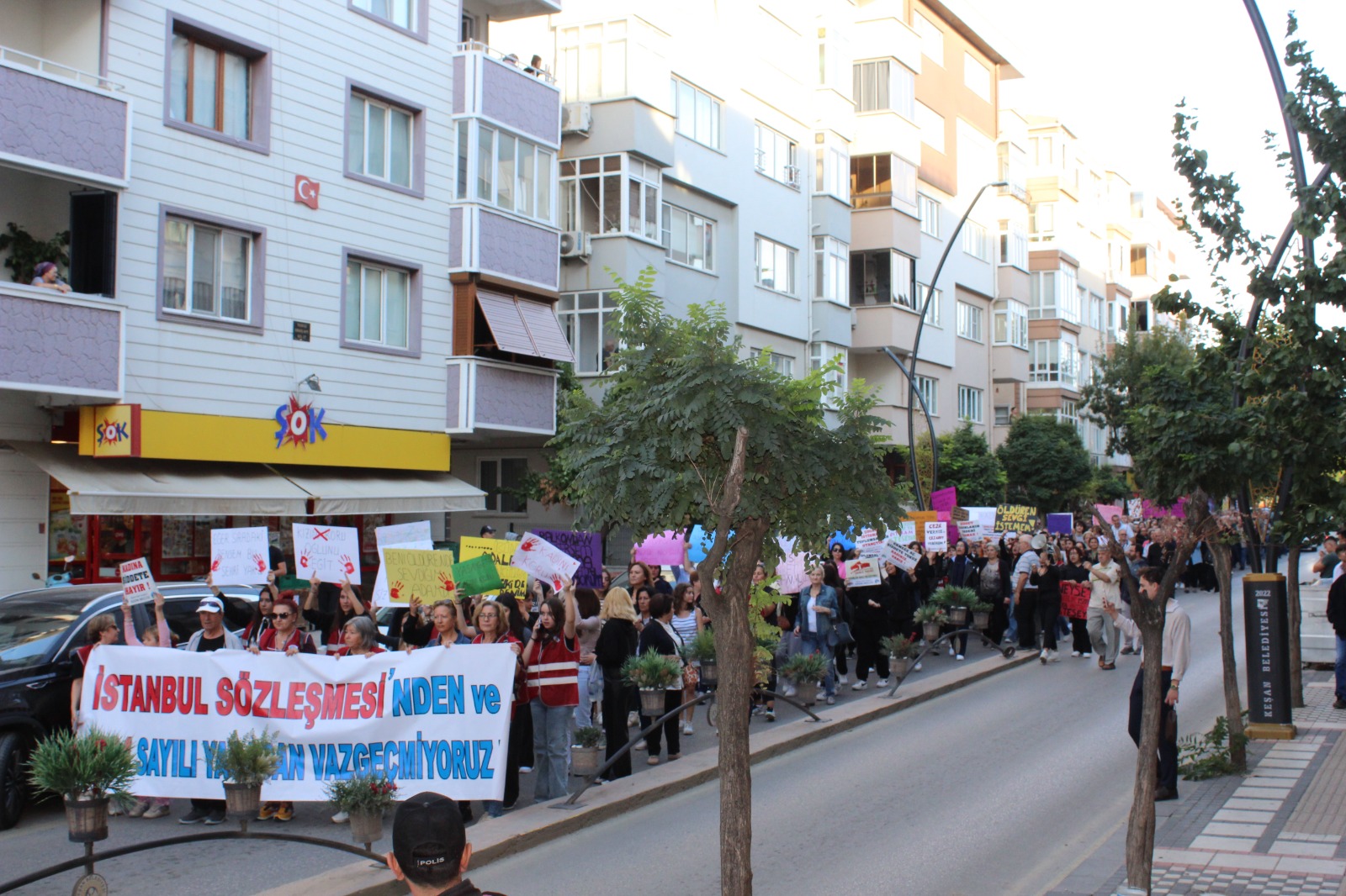 Kadına ve çocuğa yönelik şiddeti protesto ettiler