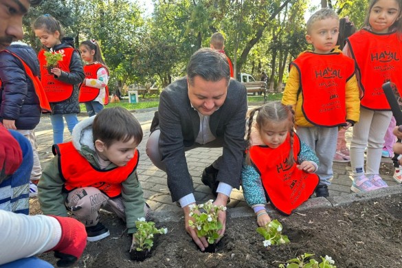 Minikler, Gençlik Parkı’nda çiçek ekti