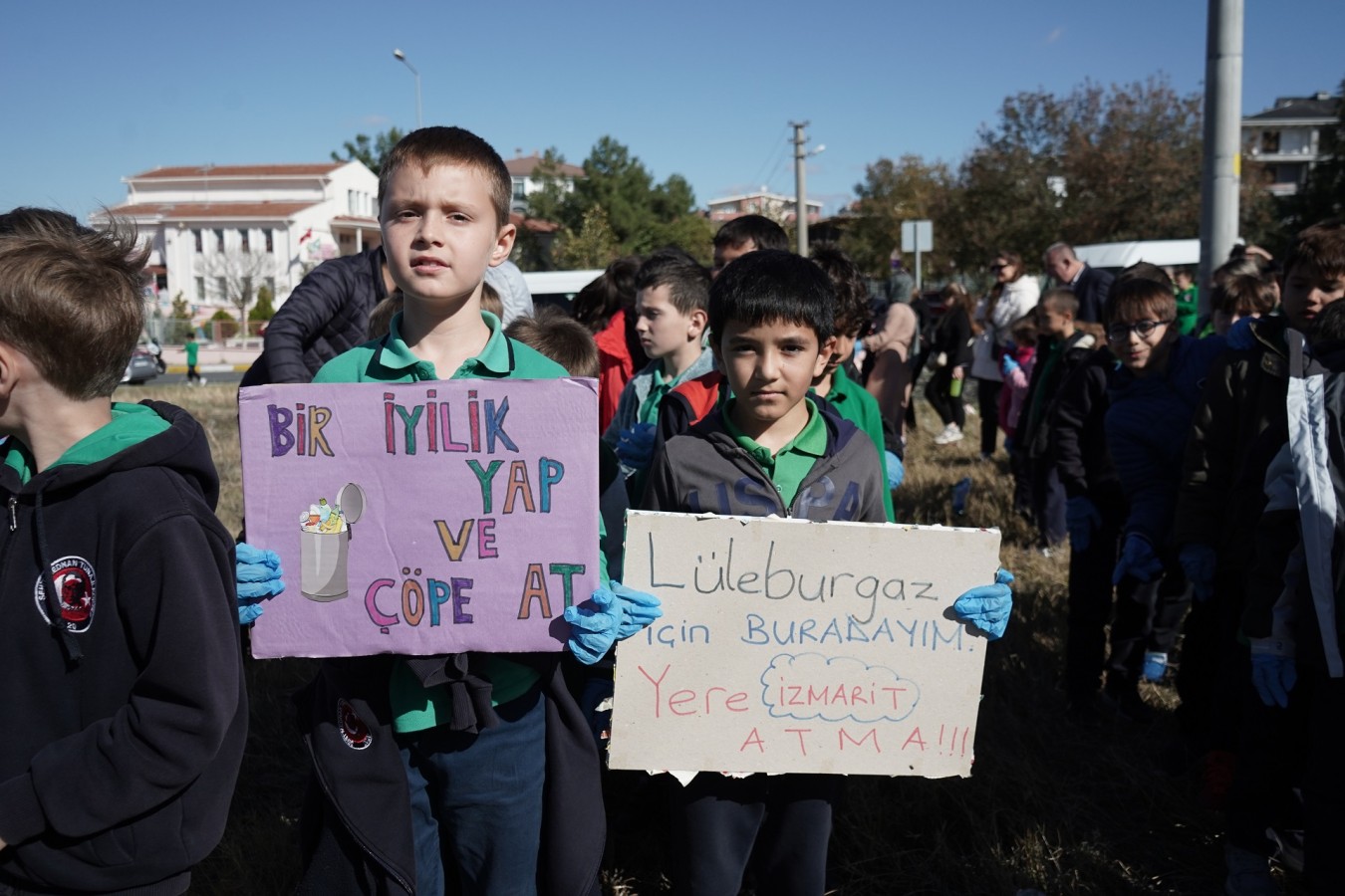 Sokakları süpürerek farkındalık oluşturdular