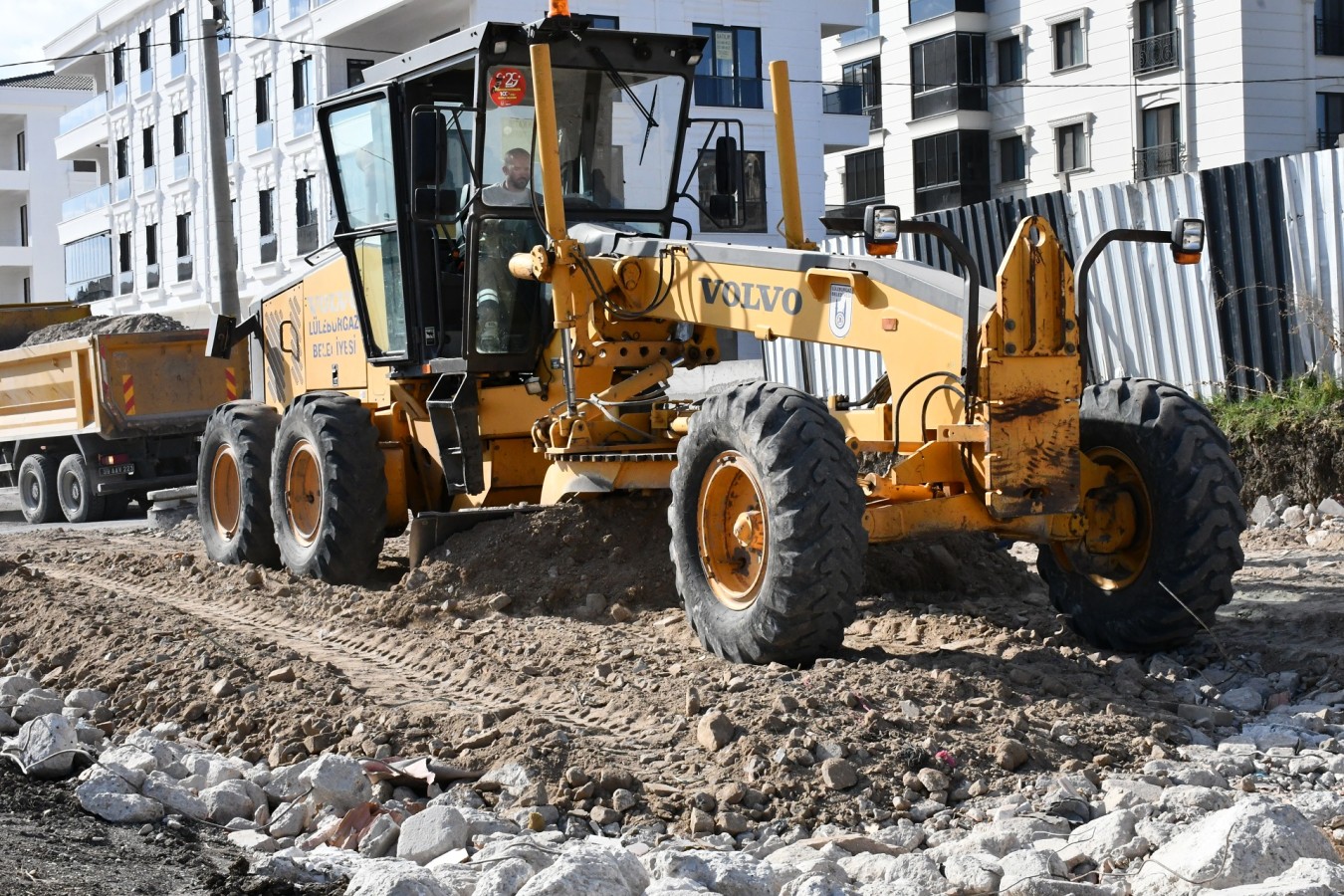 Bozulan yollar yenileniyor