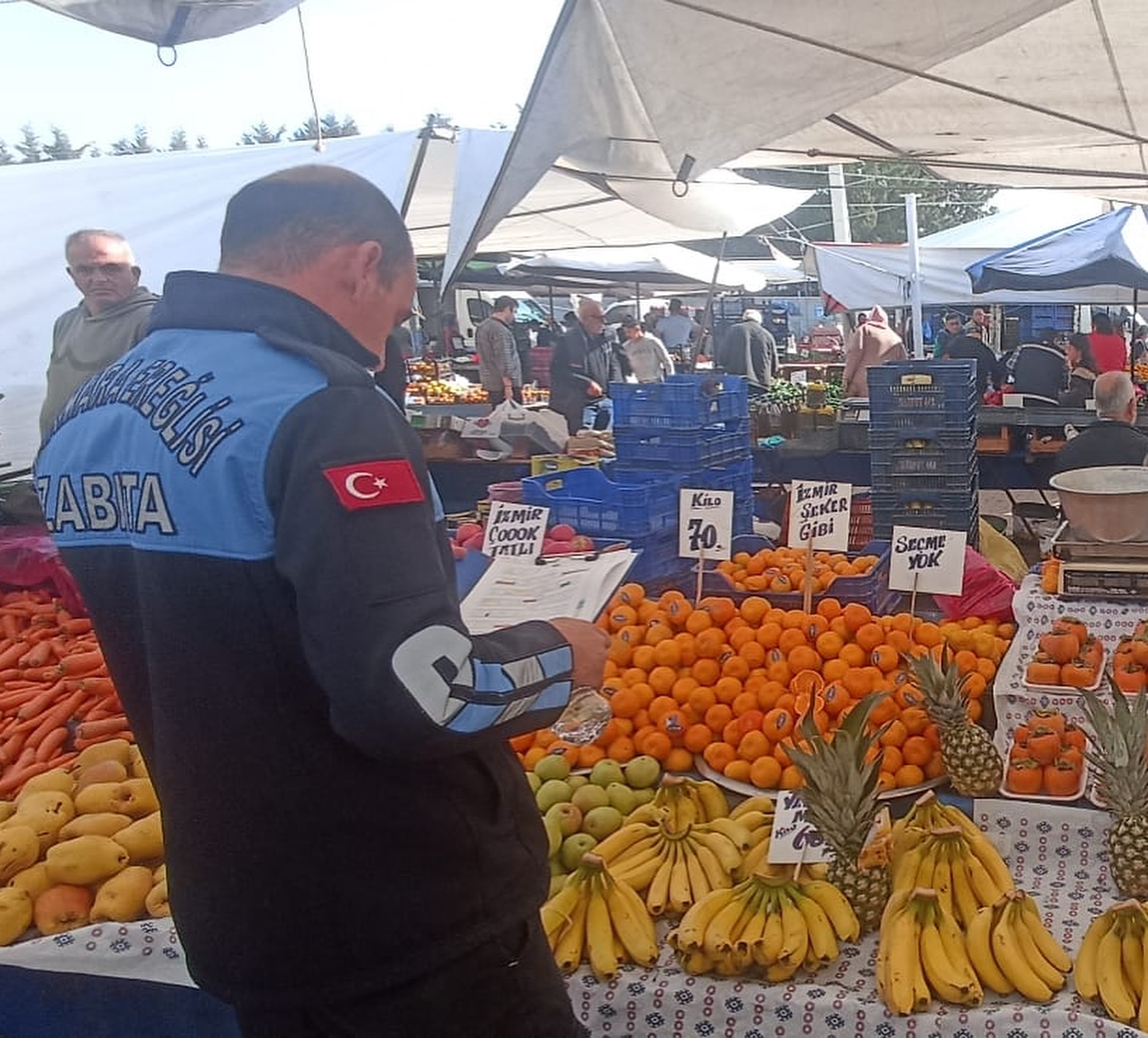 Zabıta ekipleri, semt pazarlarını denetliyor