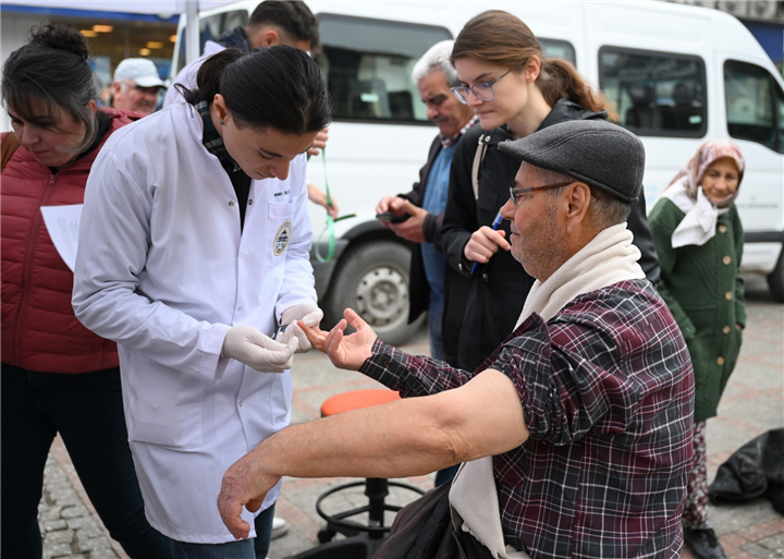 Saraçlar Caddesi’nde tansiyon ve şeker taraması yapıldı