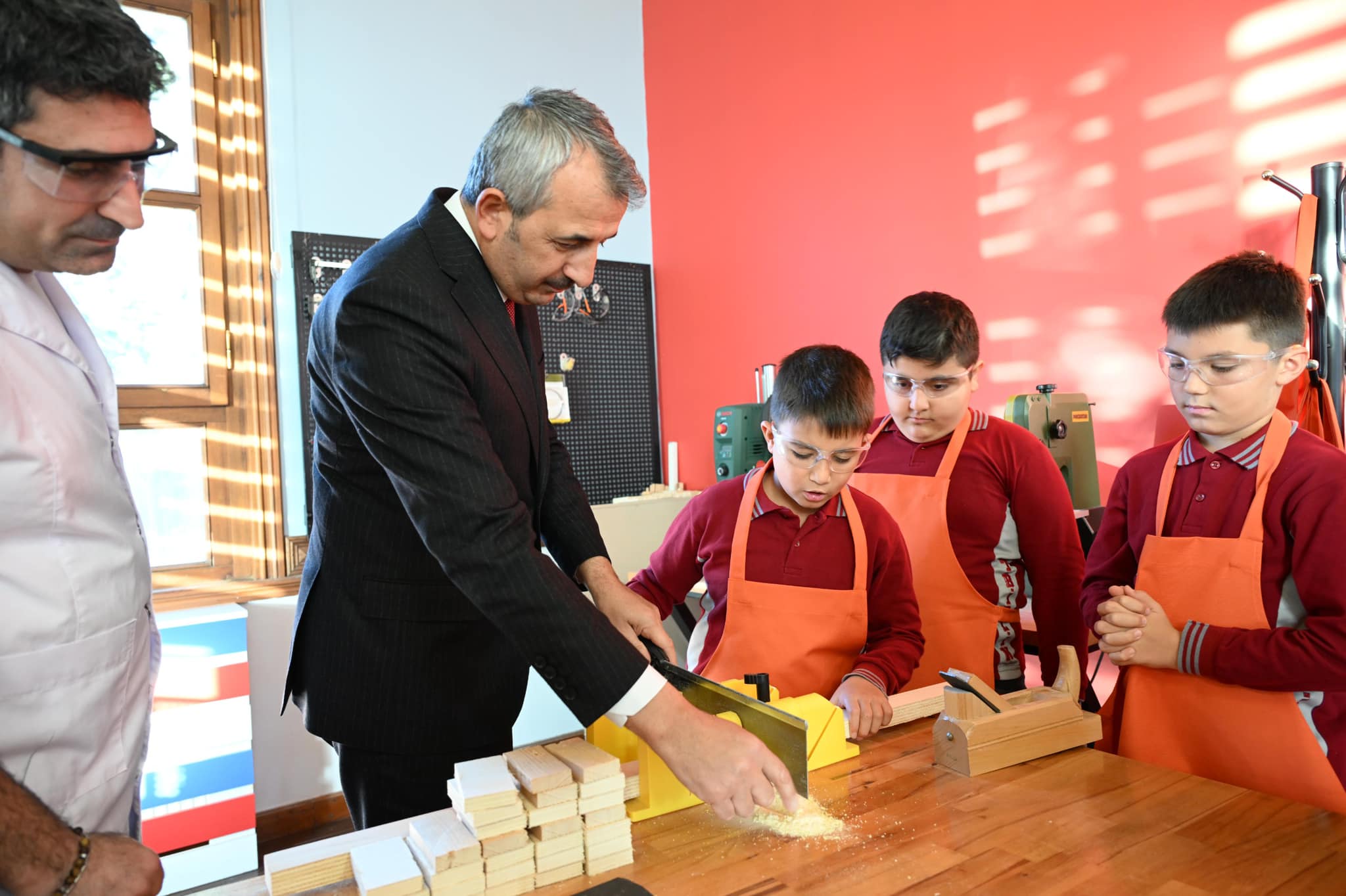 Vali Sezer, Yaşam Becerileri Atölyesi’ndeki öğrencilerle bir araya geldi