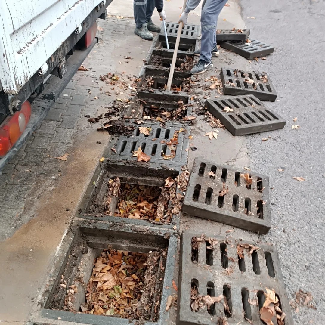 Belediye, şehir genelindeki mazgalları temizledi