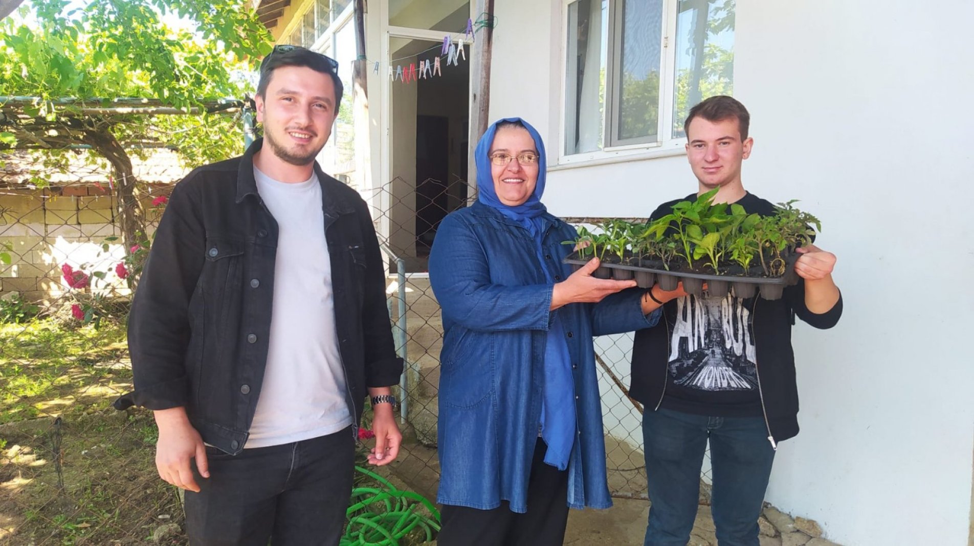 Okulda ürettikleri fideleri kadın çiftçilere dağıtıyorlar