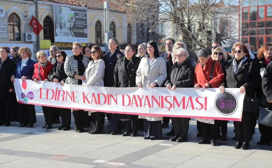 “Güçlü kadınlar olarak gün geçtikçe güçleniyoruz”