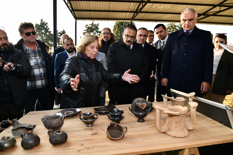 Bakan Ersoy, antik kentleri ziyaret etti