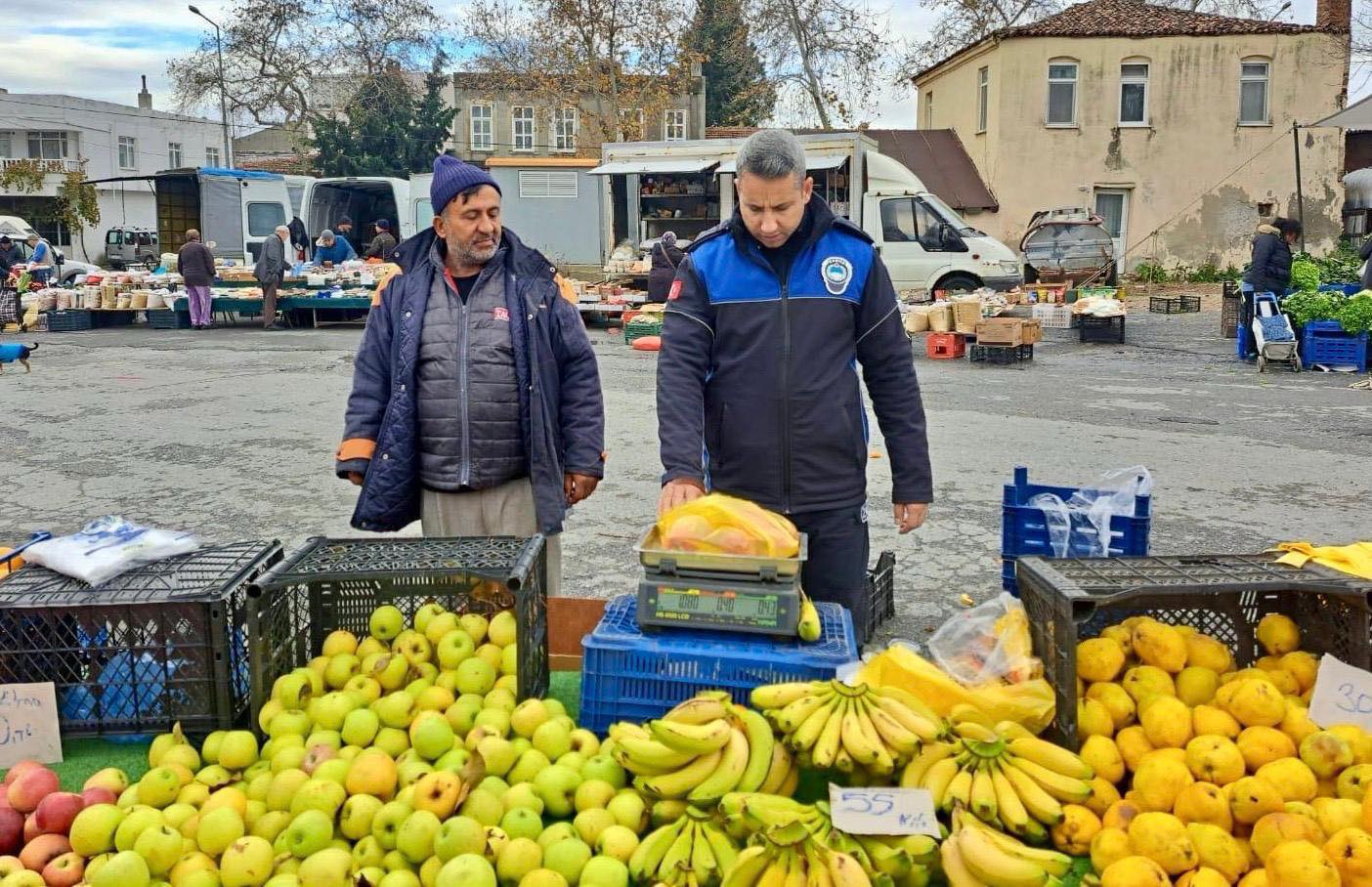 Pazarda etiket, hijyen ve terazi kontrolü