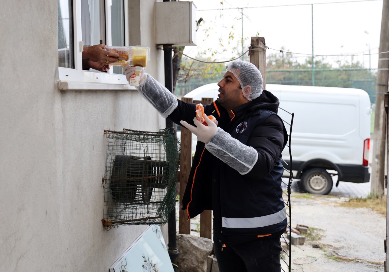 Belediye, sıcak yemek dağıtımına yeniden başladı