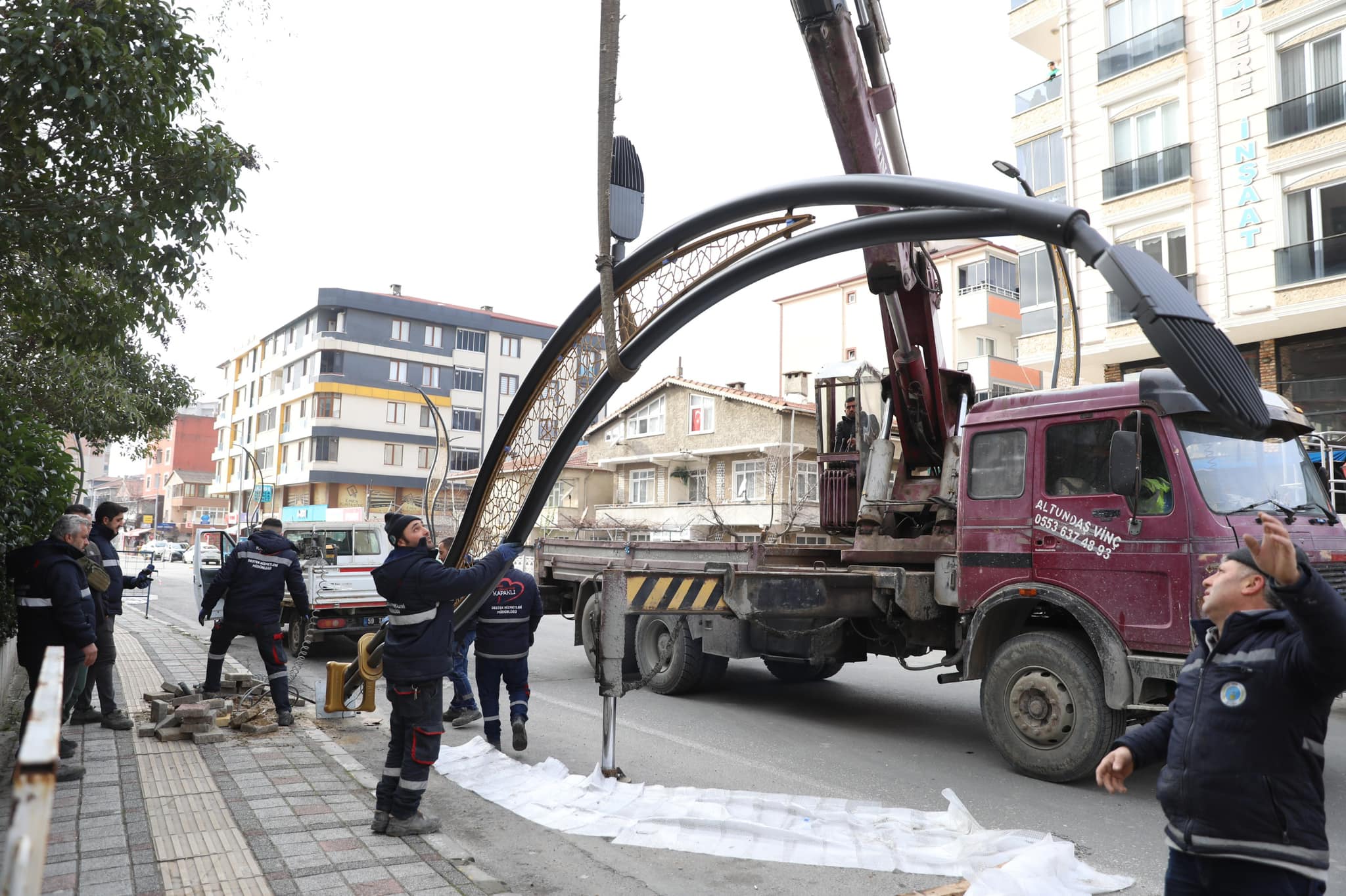 Aydınlatma direkleri monte ediliyor