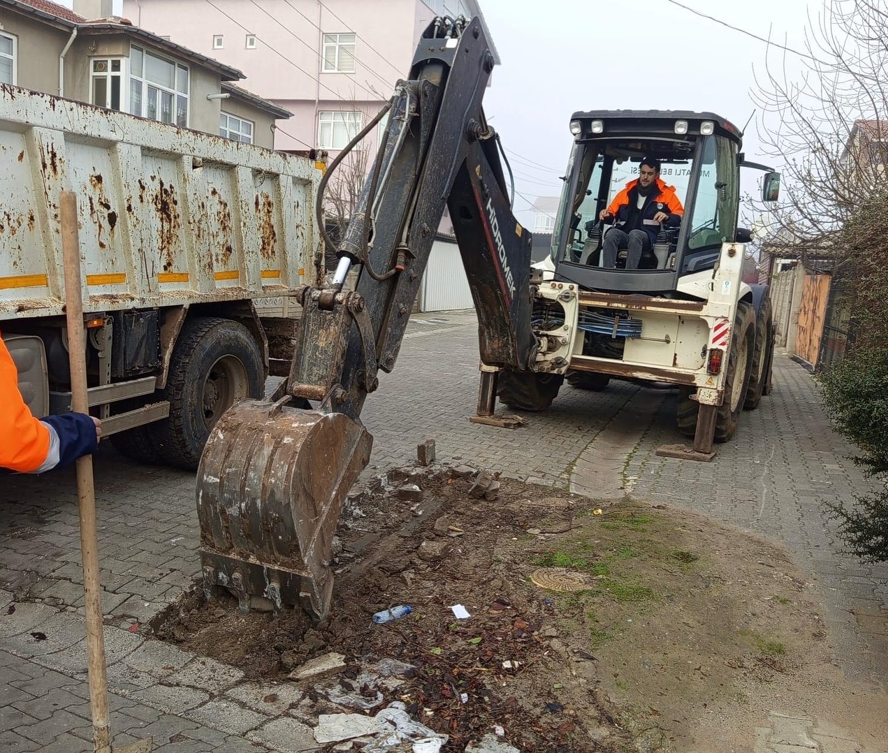 Bozulan yollar tamir ediliyor