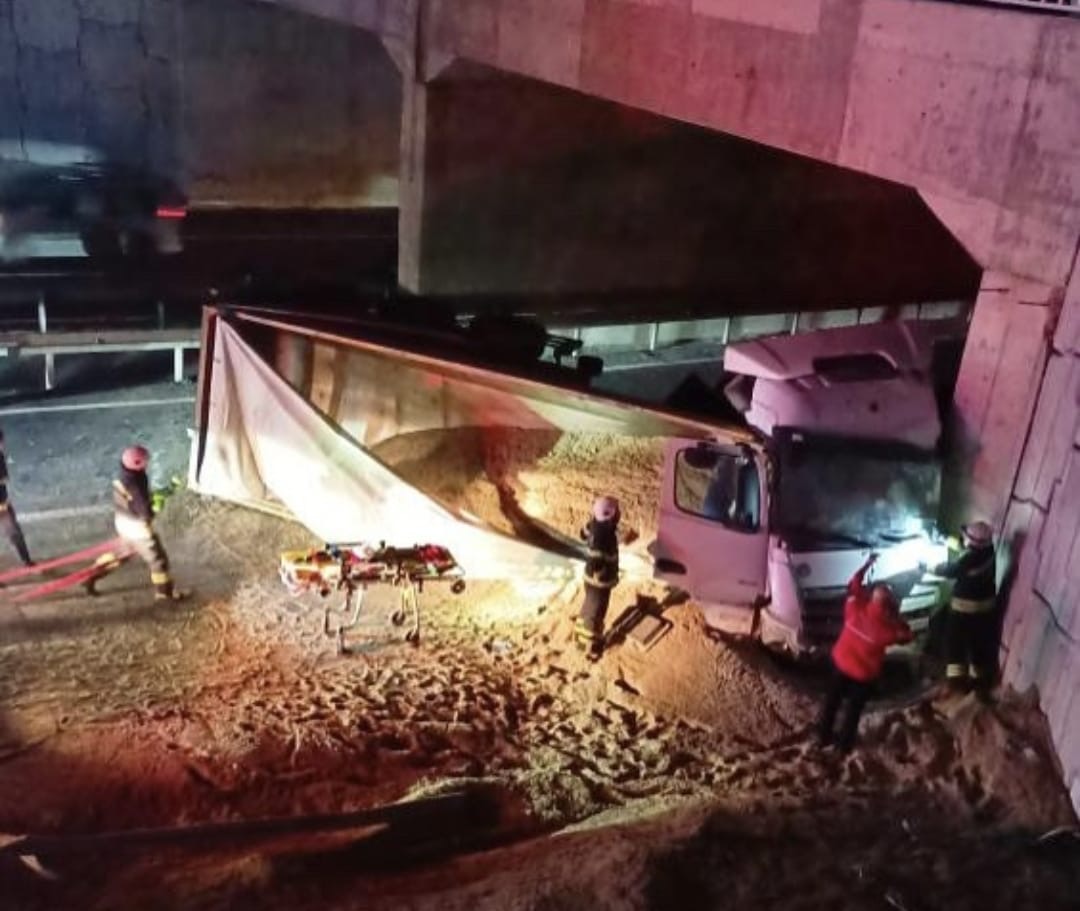 2 araca çarpan kum yüklü TIR, köprünün ayağına çarparak devrildi